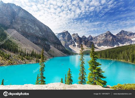 Beautiful Turquoise Waters Of The Moraine Lake — Stock Photo