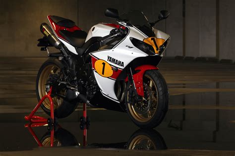 The new super sport from yamaha comes in a total of 2 variants. Racing Cafè: Yamaha YZF-R1 Ago 2011