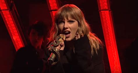 Taylor Swift Used A Diamond Snake Shaped Microphone On ‘snl Taylor