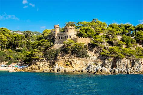 Even though this is an amazing resort destination perfect for families, too, you can still go to lloret de mar in october or even november, either by yourself, with a. Lloret de Mar vous offre un choix infini de plages! Guide ...