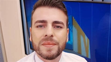 Jornalista é demitido da Globo após deixar vazar nude ao vivo Ajunews