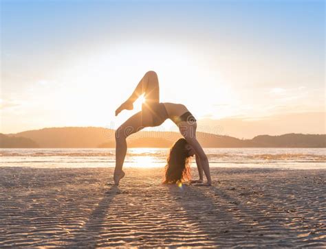 Jonge Meisje Het Praktizeren Yoga Op Strand Bij