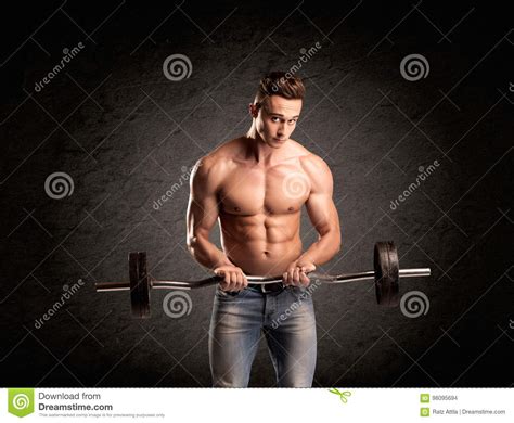 Tipo Sexy Del Sollevatore Di Pesi Che Mostra I Muscoli Fotografia Stock