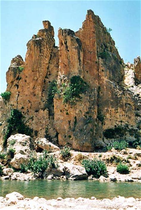 It is populated by a majority of kurds in addition to assyrian/syriac people and other minorities. Sirnak - Cizre