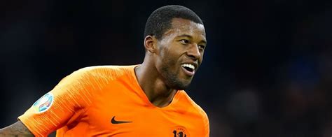 Holland midfielder gini wijnaldum hits out at football racism in celebration with frenkie de jong hello ! La célébration de Wijnaldum et De Jong contre le racisme ...