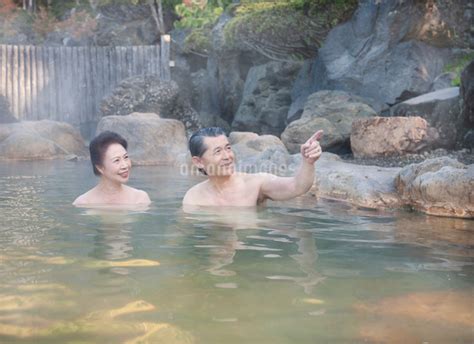 露天風呂に入る60代の夫婦の写真素材 Fyi01480142 ストックフォトのamanaimages Plus