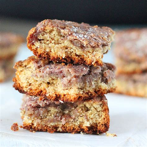 Treat your pet to these cute and easy treats! AppleLove Blog Hop: Almond Oat Bars topped with Apple ...