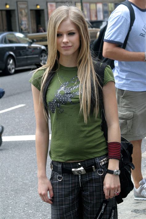 It was here when even more girls started copying this punk yet preppy style. Avril Lavigne 2004 | Hot Girl HD Wallpaper