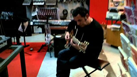 Questi piccoli choc possono far variare la tensione delle corde e farti quindi perdere l'intonazione per suonare le note che vorresti. Dammi un LA (440 Hz) per accordare la chitarra....con ...