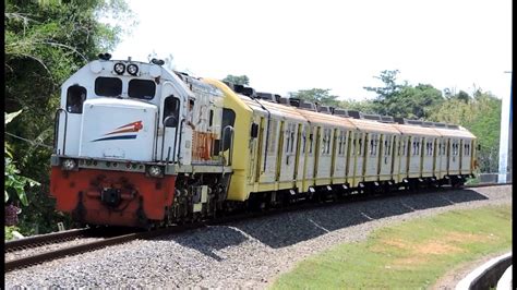 Kereta ini beroperasi dalam bentuk komuter ekonomi dan dikelola oleh pt kereta api indonesia daerah operasi vi yogyakarta. LANGKA!!! Kereta Api Prameks Ditarik Lokomotif! - YouTube