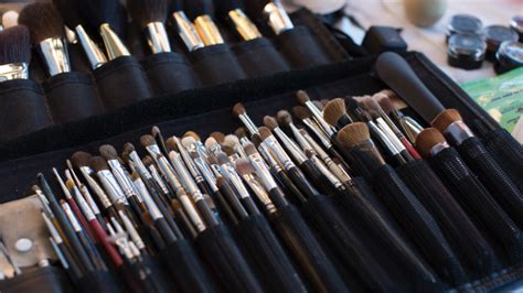 How Pro Makeup Artists Clean Their Makeup Brushes When Working Allure