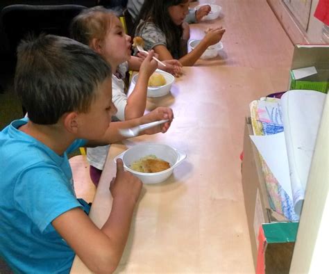 Obiady Dla Dzieci Z Misia Podczas P Kolonii Fundacja Pociecha