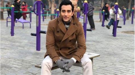 Rahul Khanna Breaksup And His Fans Give Him A Shoulder To Cry On But