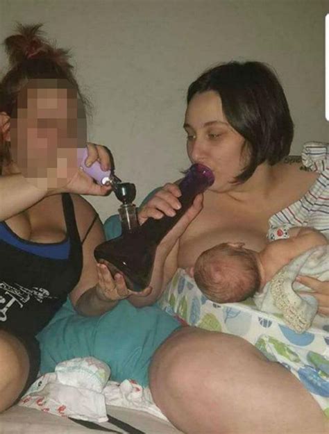 Shocking Photo Appearing To Show A Us Woman Breastfeeding While Taking