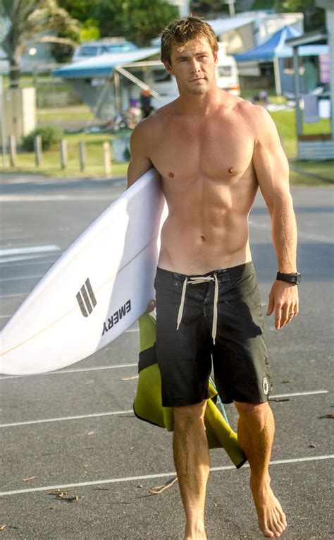 Chris Hemsworth Looks Ridiculously Hot While Flaunting His Washboard