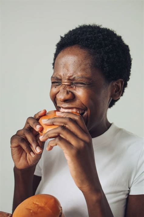 Foto de Mulher comendo hambúrguer Imagem Gratis Uso Livre 100030466