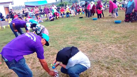 Tugas pasukan adalah mengisi air di dalam botol sebanyak masa yang boleh dalam masa yang ditetapkan. Isi air dalam botol acara kaum ibu @sukan tahunan tabika ...