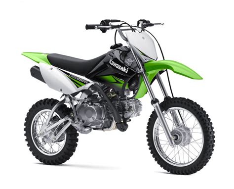 Lo suficientemente versátil para atender la diversión de cualquier motorista joven, esta motocicleta ligera presenta una altura de asiento más alta y un embrague manual. 2010 KAWASAKI KLX 110 AND KLX 110L | Dirt Bike Magazine
