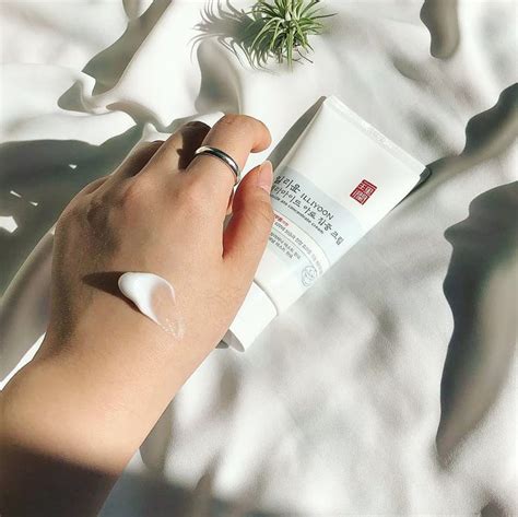 Containing ceramide skin complex™, which is a patented ingredient jointly developed by amorepacific and aestura, using world's first ceramide encapsulation technology. Review chân thực kem dưỡng ẩm "ngon - bổ - rẻ" ILLIYOON ...