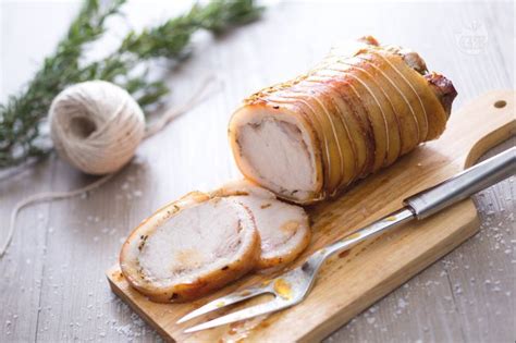 De porchetta (spreek uit porketta) is heerlijk met aardappelen uit de oven (incl. Arrosto di maiale in porchetta | Recipe | Tasty recipe ...