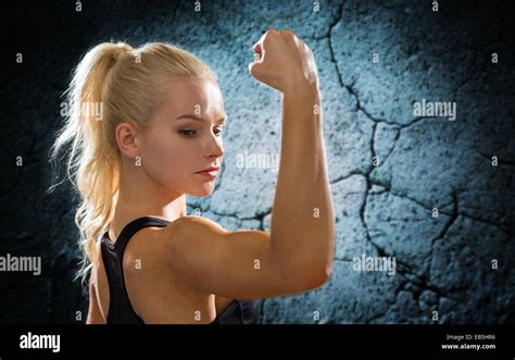 Female Bodybuilder Flexing Biceps Fotos Und Bildmaterial In Hoher Auflösung Alamy