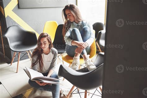 Dos Hermosas Niñas Gemelas Pasan Tiempo Leyendo Un Libro En La Biblioteca Por La Mañana