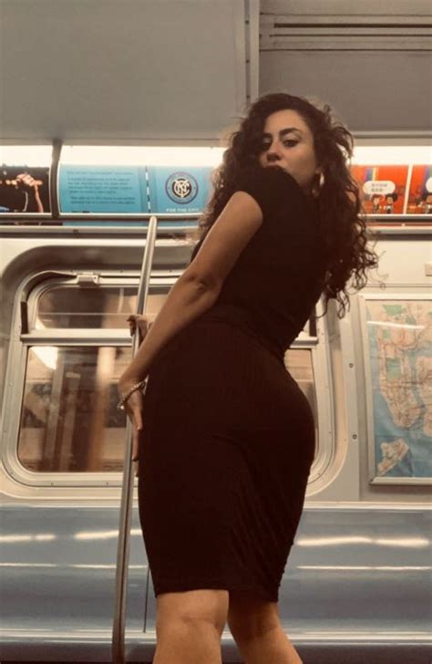 New York Subway Womans Sexy Train Photo Shoot Goes Viral Video