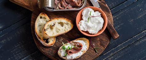 In una casseruola portate a ebollizione l'aceto insieme con il vino bianco e scottatevi i filetti di alici, pochi alla volta, per 2 minuti; Acciughe Ricette: Antipasti, Primi Piatti e Secondi - Carli