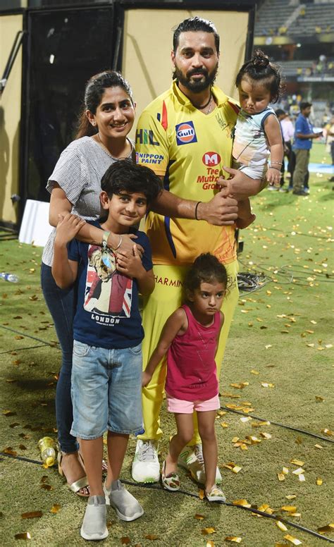 ms dhoni celebrates ipl win with wife sakshi and daughter ziva