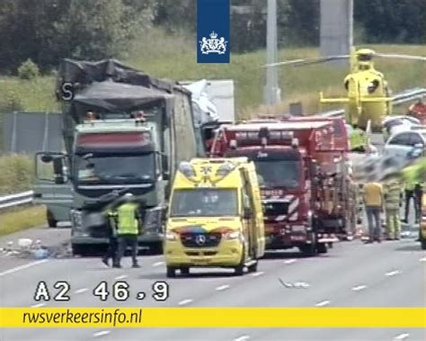 Bij het ongeluk vanmiddag waren twee vrachtwagens, een. Ongeluk op A2 mogelijk na ontwijken van eenden | NOS