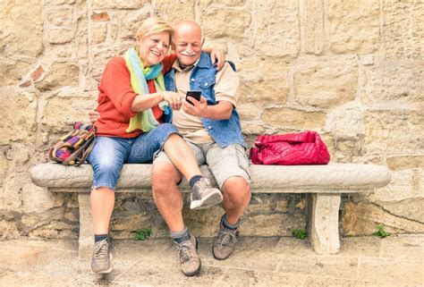 Glückliche ältere Paare Die Spaß Zusammen Mit Intelligentem Mobiltelefon Haben Stockbild Bild