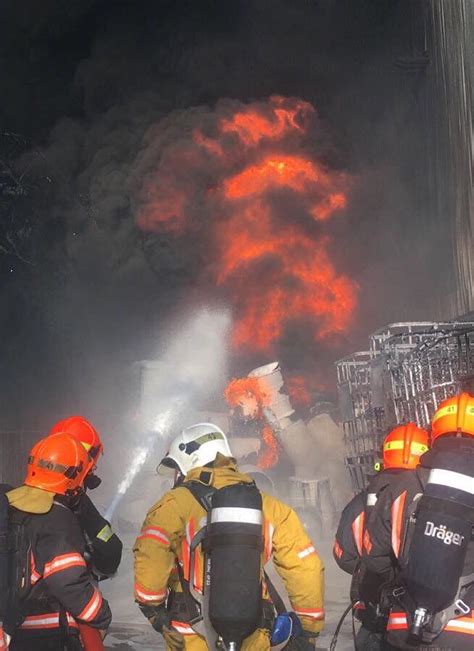 A powerful explosion hits a badly damaged japanese nuclear power plant, as a huge relief operation continues after friday's devastating earthquake and tsunami. Massive fire raged at Tuas View Circuit with SCDF ...