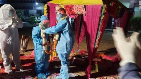 Pasangan Pengantin di India Kenakan APD Saat Pernikahan ...