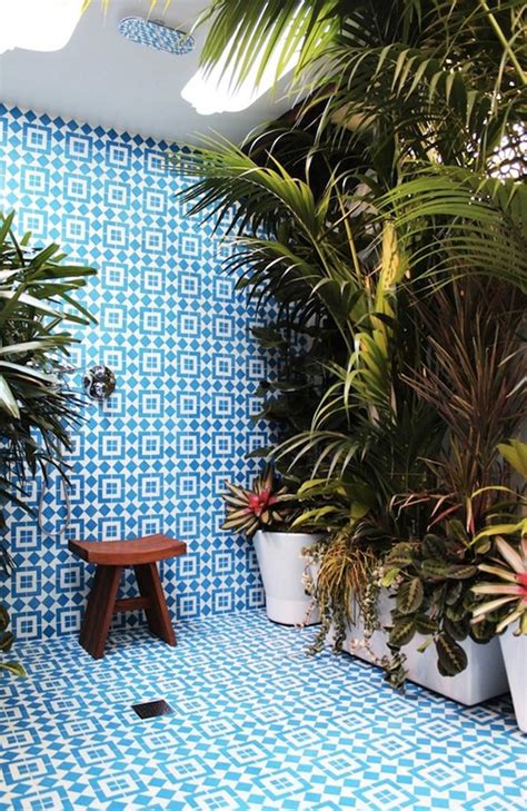 Some outdoor shower kits come with a solar heating capacity, offering the best of both worlds! 20 Tropical Outdoor Showers With Peaceful Feeling ...