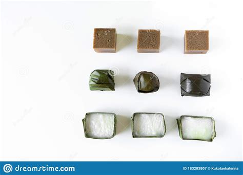 The unique appearance of the tepung pelita has two distinct layers, white and green as it is wrapped in pandan leaves or banana leaves. Malaysian Food. Chocolate Jelly, Kuih Koci, And Kuih ...