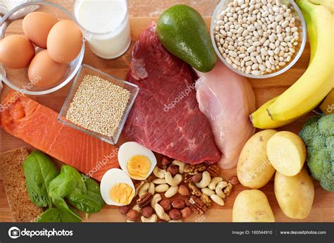 Los productos naturales para perder peso están compuestos de vitaminas y minerales que facilitan el proceso de pérdida de peso, haciéndolo más rápido y efectivo. Imágenes: los alimentos naturales | alimento natural en mesa — Foto de stock © Syda_Productions ...