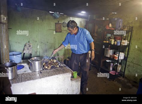 Guatemala Capellania Ind Genas Maya Quiche Hombre Pollo Cocinado En Una Estufa De Lorena De Le A