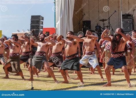 Grupo De Hombres Maor Es Que Hacen La Danza Tradicional Nueva Zelanda