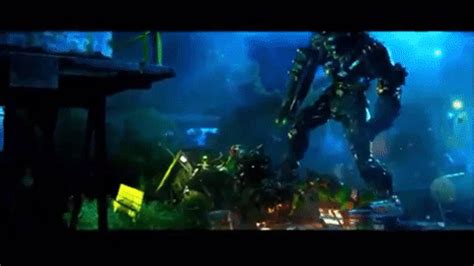 Age of extinction lockdown returns to capture optimus and the dinobots, using a large magnet in in the ensuing duel, optimus kills attinger (who still angrily deems all cybertronians as a threat) to save cade, and avenging the deaths of his fellow autobots, but he also lets his guard. The Transformers Movies' Most Gruesome Deaths