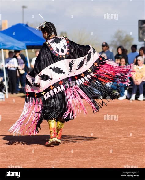 Native American Dancing Regalia Hi Res Stock Photography And Images Alamy