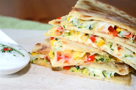 Top with the second tortilla. Quesadillas mit Sauerrahmdip | glutenfrei | FoodOase.de Rezept
