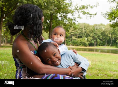 Madre Africana Y Sus Hijos Fotografía De Stock Alamy