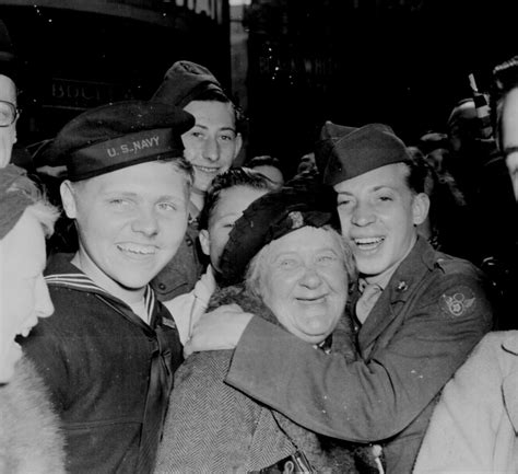 Photo A Jubilant American Airman Hugging An English Woman At