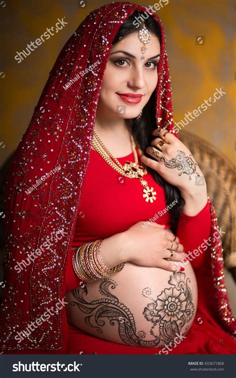 pregnant indian woman red saree mehendi foto de stock 433671868 shutterstock
