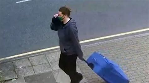 موقع أخبار الوطن امرأة تسحب حقيبة تحتوي على جثة صديقتها التي قتلتها في منزلها صورة