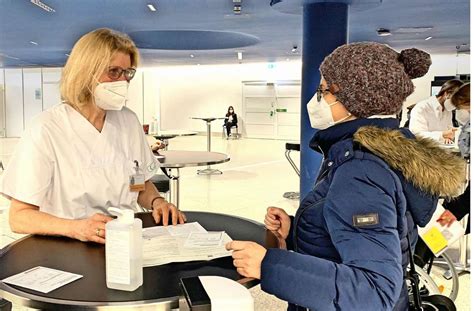 Der kanton zürich entschied, dass aufgrund der gefährlichkeit des virus für die bewohnerinnnen und bewohner und der erfahrung von mehreren lokalen infektionsausbrüchen, das impfen in den heimen. Corona-Impfzentrum Liederhalle: Stefanie Schuster hilft ...