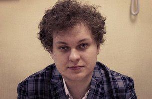 Молодой человек выступает в качестве режиссера, сценариста и летсплеера. Юрий Хованский - Батя в здании текст песни(слова)