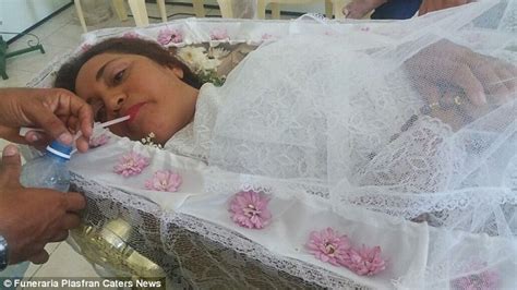 Brazilian Woman Pretends To Have Died In A Coffin To Experience Own Funeral Daily Mail Online
