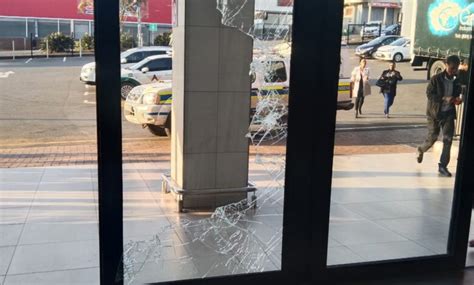 Watch Armed Robbers Hit Empangeni Shopping Mall High Speed Chase