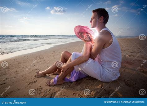 Umarmung Von Zwei Geliebten Stockfoto Bild Von Relax Strand